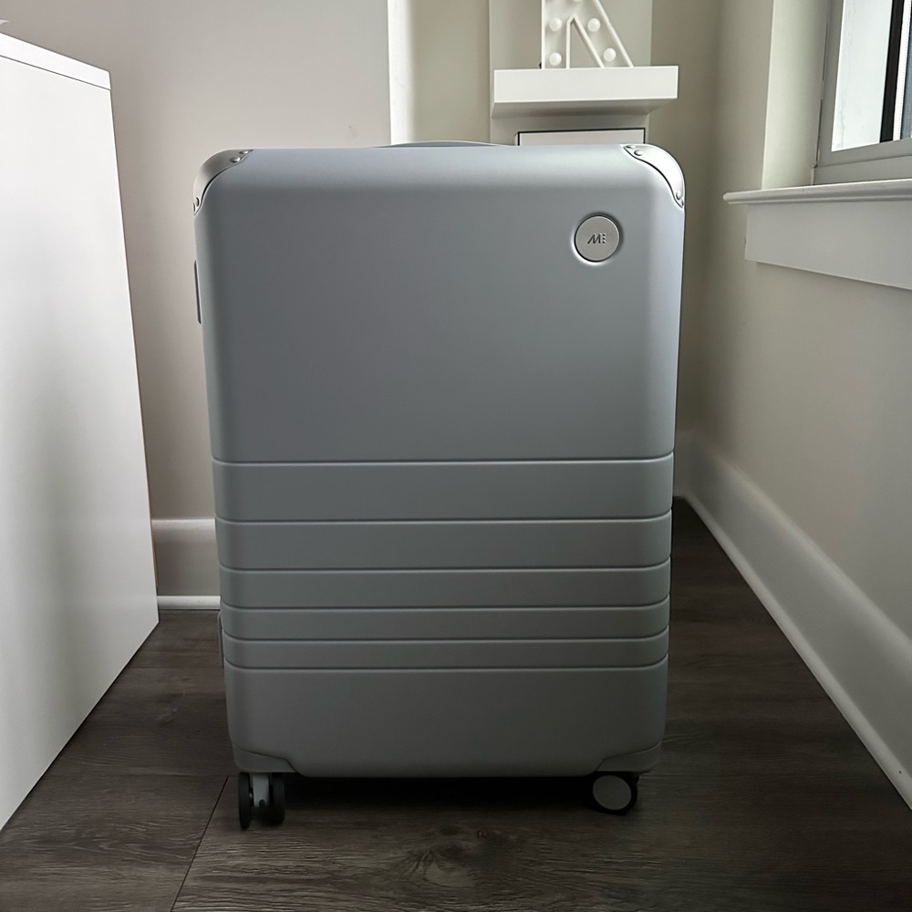 Monos Hybrid Check-In Medium